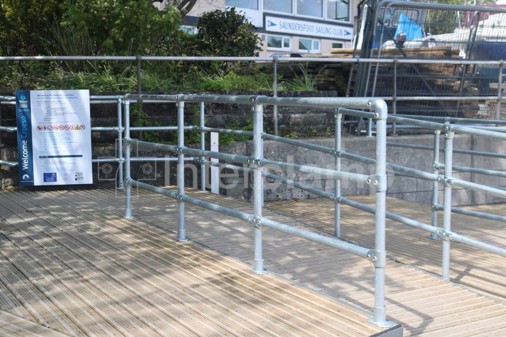 Outdoor steel balustrade for pedestrian safety